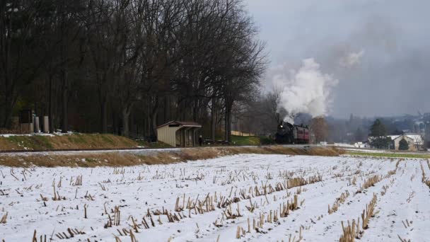 Parní Motor Osobní Automobily Funící Amish Farm Lands Prvním Sněhu — Stock video