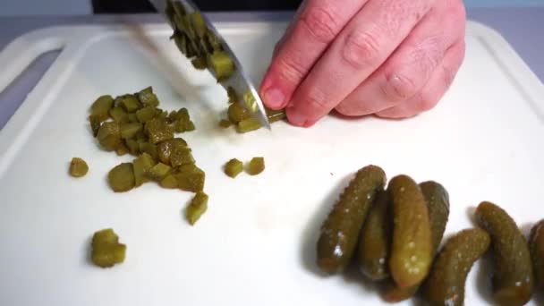 Preparando Salada Francesa Mãos Masculinas Cortando Picles Com Uma Faca — Vídeo de Stock