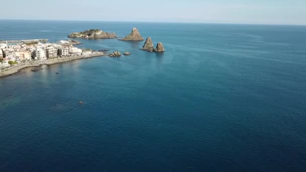 Let Dronem Podél Pobřeží Poblíž Kyklopských Ostrovů Sicílie Itálie — Stock video