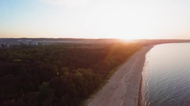 罗纳德里根公园海滩日落空中拍摄 下午晚些时候 简单的飞行射击 格但斯克航空录像格但斯克 布热兹诺海滩波兰 — 图库视频影像