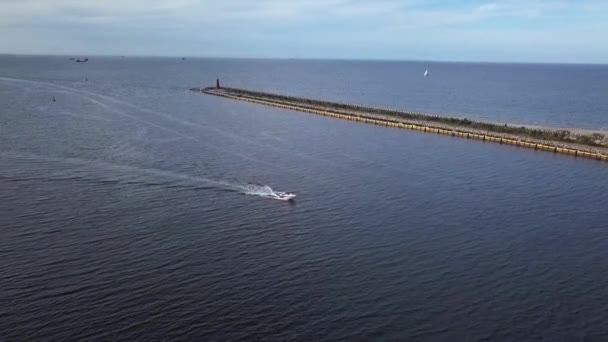 Bay Gdansk Aerial Shot Small Speedboat Passing Drone Descending Gdansk — Vídeo de Stock