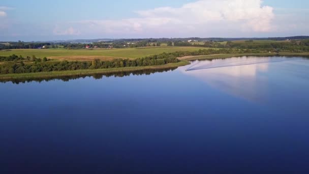 Aerial Shot Secluded Lake Surrounded Fields Farms Relaxing Scenery Beautiful — Vídeo de Stock
