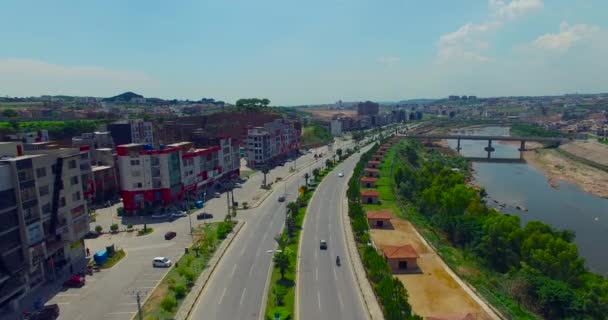 Highway City Buildings River Drone View Γέφυρα Στο Ποτάμι Αυτοκίνητα — Αρχείο Βίντεο