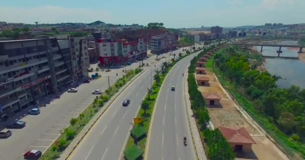 Highway Follow Shot Drone Buildings River Road Γέφυρα Στο Ποτάμι — Αρχείο Βίντεο