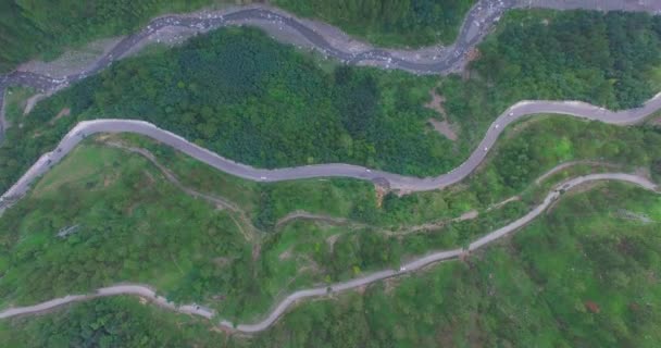 Zigzag Road Top View Kahmir India Traffice Going Big Forest — Wideo stockowe