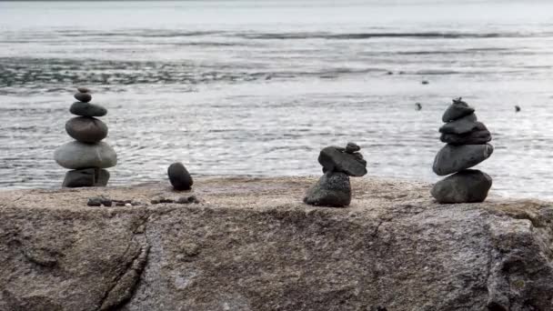 Group Cairns Stacked Large Boulder Calm Saltwater Bay Background — Vídeo de Stock