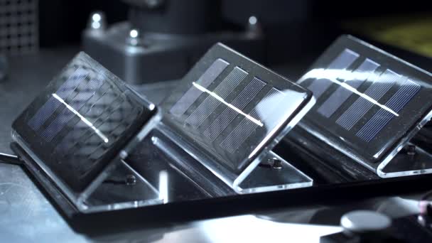 Невеликі Сонячні Панелі Одним Джерелом Світла Вражають Частина Наукової Виставки — стокове відео