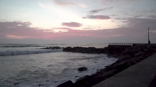 Sonnenuntergang Und Wolkenverhangener Himmel Über Meer Und Steg Auf Miraflores — Stockvideo