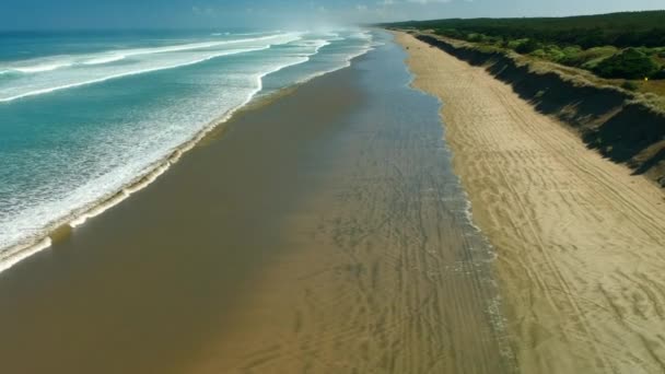 Aerial Pedestal Ninety Mile Beach Sunny Day Waves Hitting Beach — 图库视频影像