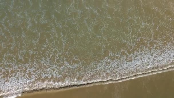 Slow Revealing Shot Incoming Waves Rolling Beach Ends Wide Scenic — Stockvideo