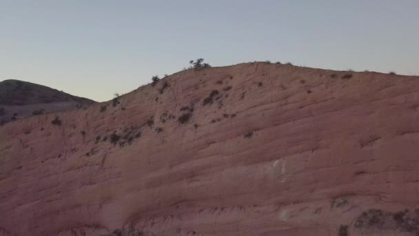 Перелетаючи Над Величезною Червоною Горою Відкривається Дивовижний Краєвид Дронові Ядра — стокове відео