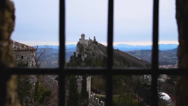 Eski Ortaçağ San Marino Kalesinin Parmaklıklarının Olduğu Bir Pencereden Panoramik — Stok video