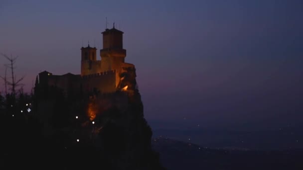 冬の夕日の古代中世サンマリノ要塞のパノラマビュー — ストック動画