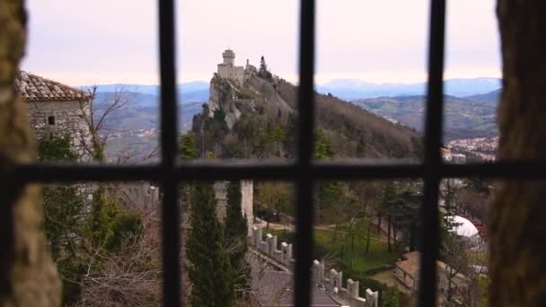 Panoramatický Výhled Okna Mřížemi Starověké Středověké Pevnosti San Marino Zimní — Stock video