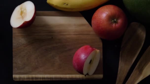 赤いリンゴの新鮮なスライスが2つに分類されます スローモーションで撮影 — ストック動画