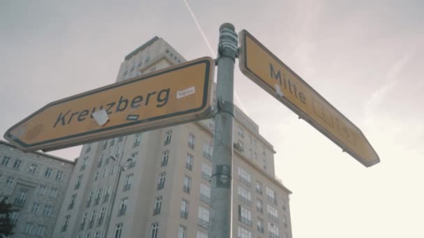 Slow Motion Gatuskyltar Över Berömda Distrikt Berlin Kreuzberg Och Friedrichshain — Stockvideo