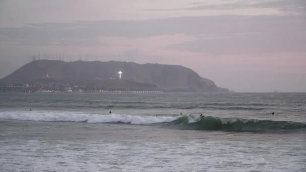 Захід Сонця Над Серферами Узбережжям Мірафлорес Ліма Пер Блискучий Хрест — стокове відео