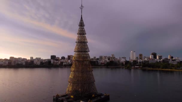 里约热内卢2018年世界上最高的漂浮圣诞树的近景 位于城市湖畔的拉科亚罗德里戈德弗雷塔斯 日出时分将揭晓 整个建筑尽显无遗 — 图库视频影像