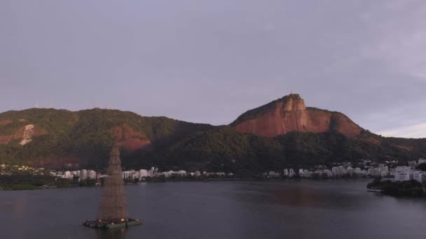 Movimiento Panorámico Hacia Arriba Mostrando Lago Ciudad Río Janeiro Con — Vídeo de stock