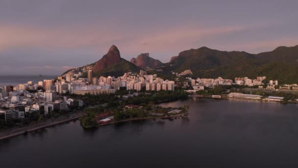 Lambat Menyorot Sekitar Danau Kota Rio Janeiro Dengan Lingkungan Pantai — Stok Video