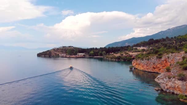 Foto Aérea Costa Macedonia Clif Hermosa Agua Alrededor Del Lago — Vídeos de Stock
