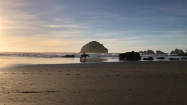 Slow Motion Silhouette Video Two People Riding Horses Face Rock — Stock Video