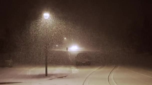 Bilkørsel Som Tung Sne Falder Gaden – Stock-video