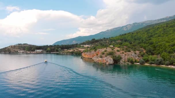 Foto Aérea Costa Macedonia Clif Agua Hermosa Alrededor Del Lago — Vídeos de Stock