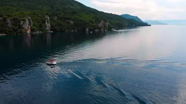 Aerial Shot Macedonia Coast Clif Beautiful Water Ohrid Lake Southern — Stockvideo