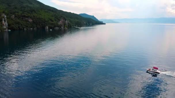 Aerial Shot Macedonia Coast Boat Entering Bay Clif Beautiful Water — Vídeos de Stock