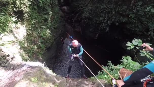 インドネシアのバリで滝を下り — ストック動画