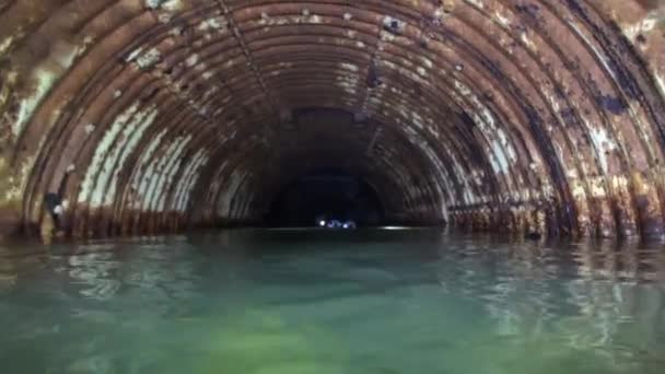 Połowie Zalane Tunele Silosu Rakietowego Sprawiają Przygód Nurkowanie — Wideo stockowe