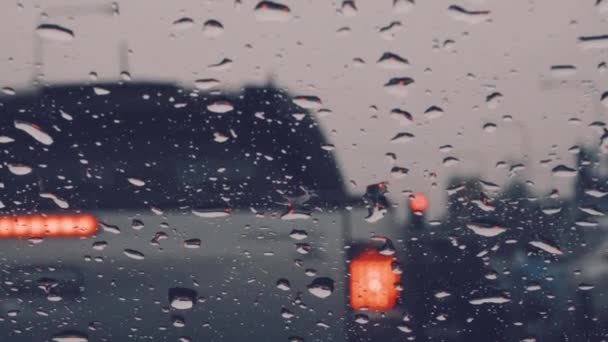Titta Genom Bilfönstret Regnet Dag Såg Röd Trafikljus Ändras Till — Stockvideo