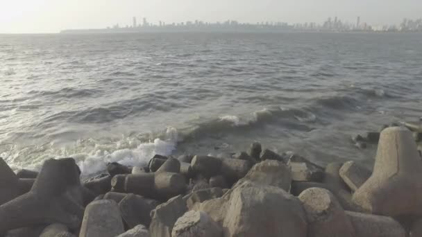 Marine Drive Mumbai Videosu Gün Batımı Yaklaşırken Dalgalar Kıyıya Ulaşıyor — Stok video