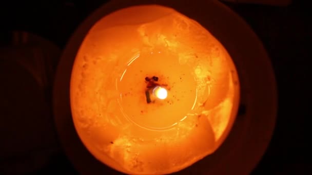 Eine Orangefarbene Und Rote Kerze Mit Einer Leicht Zittrigen Flamme — Stockvideo