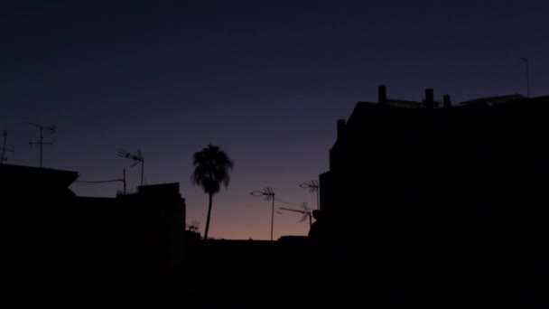 Zeitraffer Des Sonnenaufgangs Hinter Der Silhouette Von Gebäuden Mit Antennen — Stockvideo