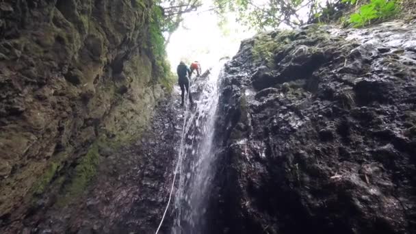 Extreme Sport Rappelling Canyon Bali Indonesia Seen — Stockvideo