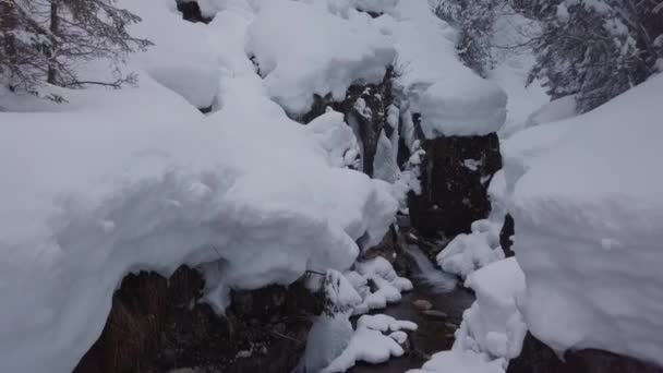 Alplerdeki Kış Harikalar Diyarı Karlı Deresi Olan Küçük Bir Vadi — Stok video