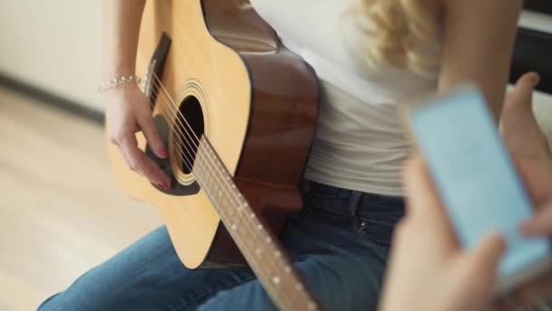 Close View Woman Hand Playing Classic Acoustic Guitar Blonde Girl — 图库视频影像