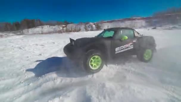 在冬季四轮驱动活动中扭动的改装汽车的动作镜头 — 图库视频影像
