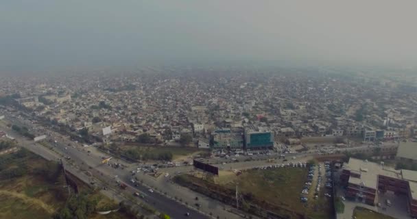 インドのボンベイ 交通量の多い道路の上からの眺め 街の上からの眺め 道路や車に焦点を当てた景色 — ストック動画