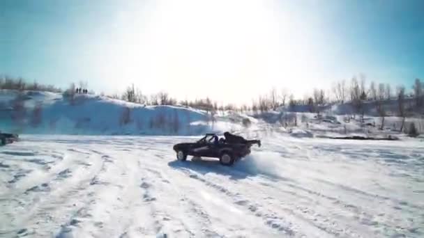 Bir Kış 4X4 Olayında Etrafta Dolanan Modifiye Edilmiş Bir Arabanın — Stok video