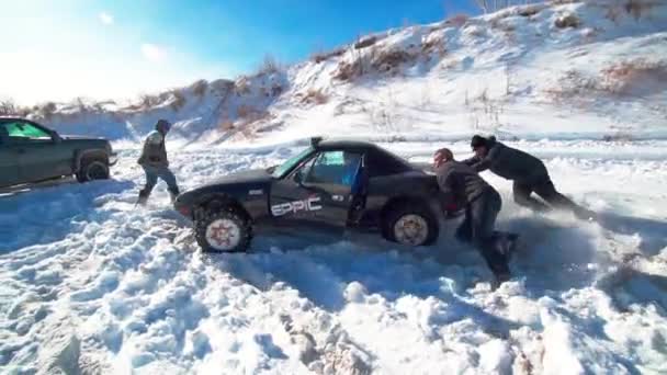 Bir Kış 4X4 Olayında Etrafta Dolanan Modifiye Edilmiş Bir Arabanın — Stok video