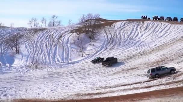 Strzały Akcji Zmodyfikowanego Samochodu Który Rozrywa Się Podczas Zimowego Wydarzenia — Wideo stockowe