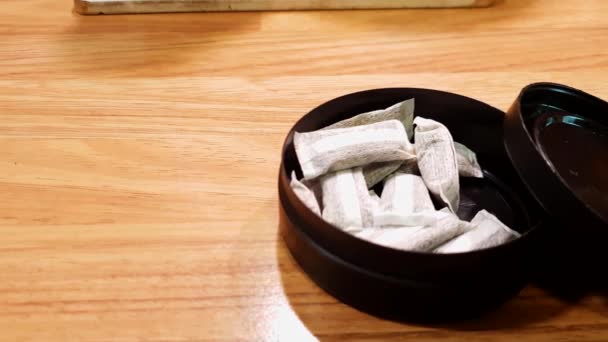 Schwedischer Snus Tabak Schnupftabak Unter Die Oberlippe Gelegt Ähnlich Amerikanischem — Stockvideo