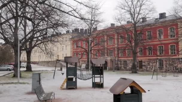 Parque Infantil Vacío Invierno Con Poco Nieve Casco Antiguo Camión — Vídeos de Stock