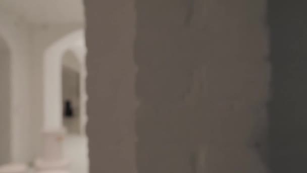 Білий Дизайн Підвалу Мінімалістичним Оздобленням Арками Знімок Рухається Стовпа Кімнату — стокове відео