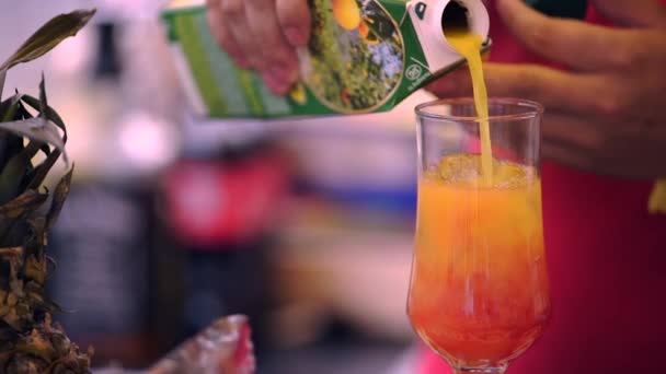 Der Barkeeper Gießt Orangensaft Ein Glas — Stockvideo