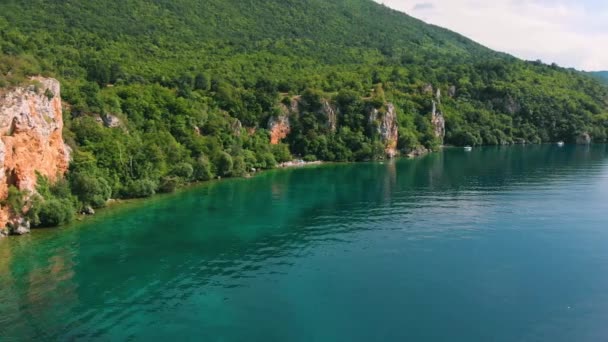 Aerial Shot Macedonia Coast Clif Beautiful Water Ohrid Lake Southern — Stock Video