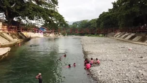 Drone Flygning Över Hängbron Bukit Lawan Sumatra Indonesien — Stockvideo